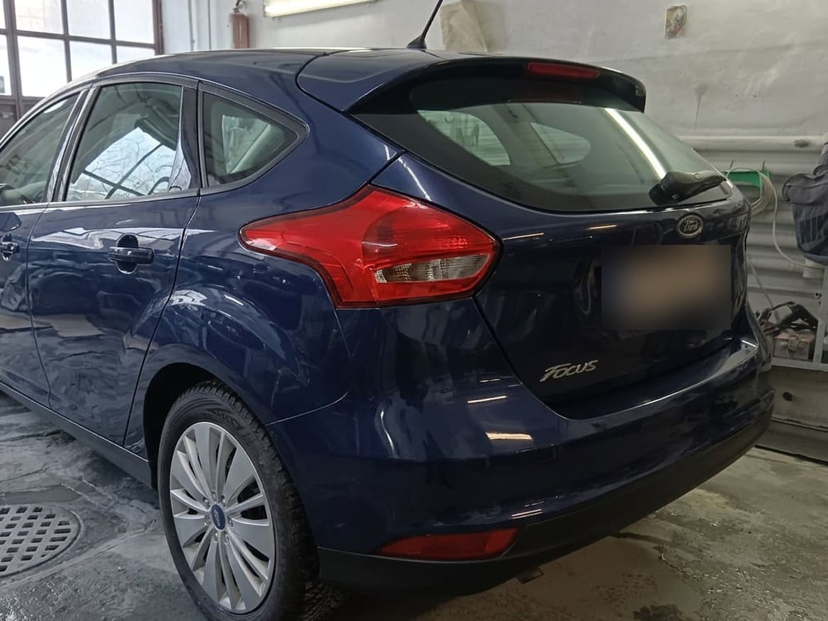 Ford Focus albastru cu spatele refăcut, după reparație în atelierul GSC