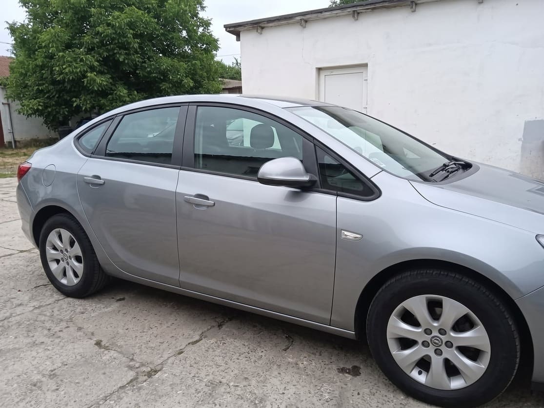 Opel Astra sedan gri cu lateralul refăcut, după reparație în atelierul GSC
