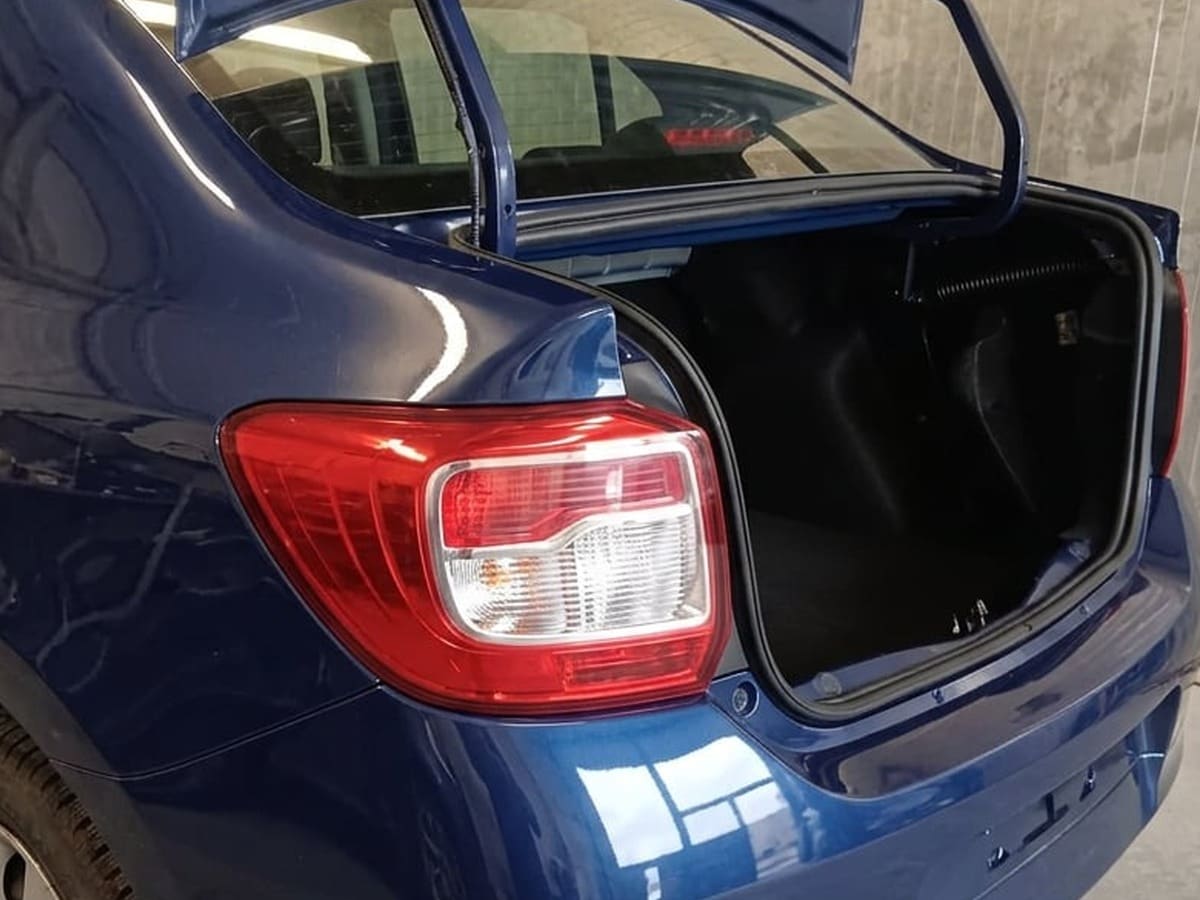 Dacia Logan albastră cu spatele refăcut și stopul montat, după reparație în atelierul GSC