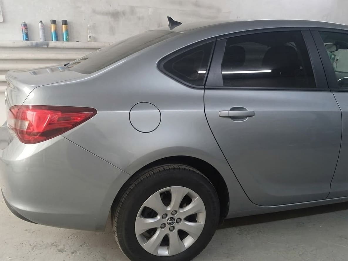 Opel Astra sedan gri cu aripa și ușa din spate refăcute, după reparație în atelierul GSC