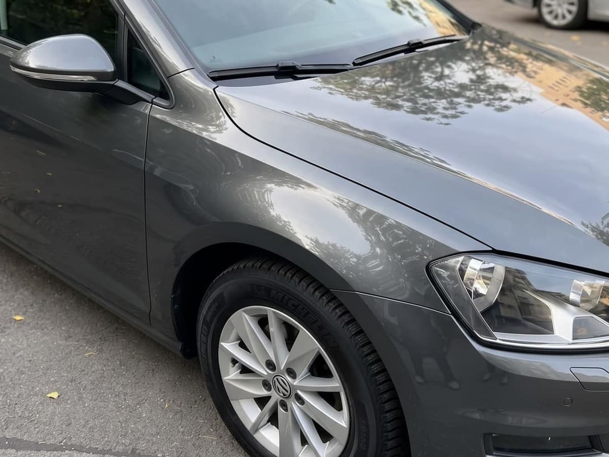 VW Golf gri cu aripa din față îndreptată și vopsită, după reparație în atelierul GSC
