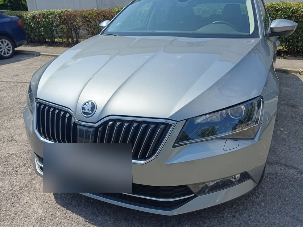 Skoda Superb gri cu bara și farul refăcute, după reparație în atelierul GSC