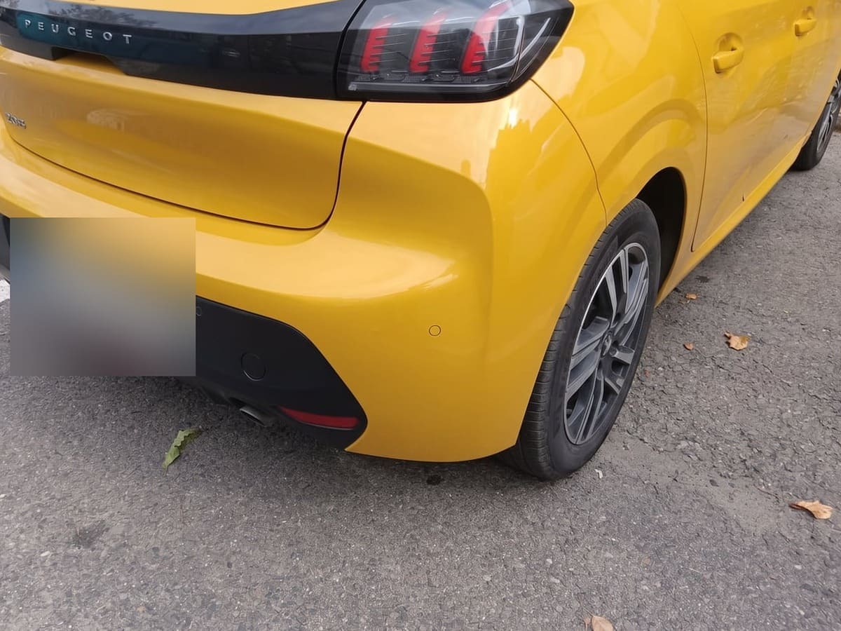 Peugeot 208 galben cu bara din spate refăcută și vopsită, după reparație în atelierul GSC
