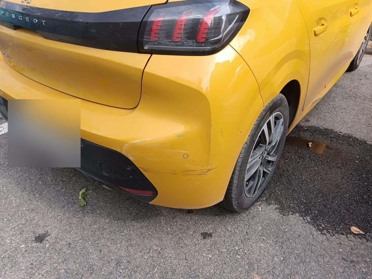 Peugeot 208 galben cu bara din spate zgâriată și înfundată, înainte de reparație