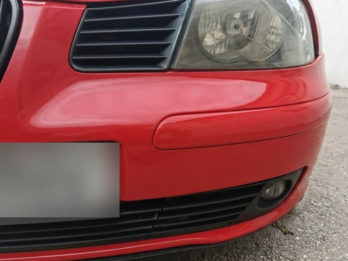 Seat roșu cu bara din față refăcută și vopsită, după reparație în atelierul GSC